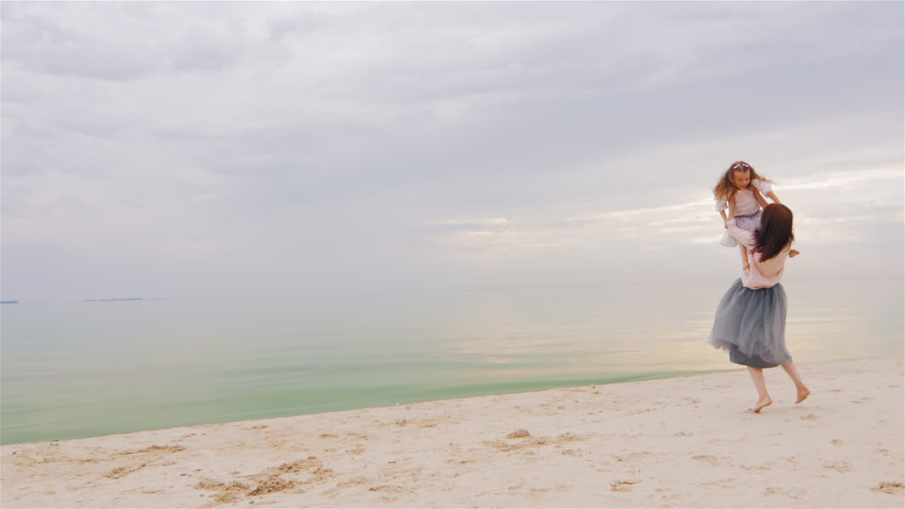 평온한 젊은 어머니가 딸로 변합니다.