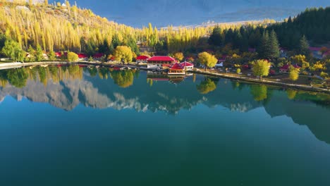 Vista-Aérea-Sobre-El-Tranquilo-Y-Reflexivo-Lago-Kachura-Inferior,-También-Conocido-Como-Lago-Shangrila-Cerca-De-Skardu-En-Gilgit-baltistan,-Pakistán