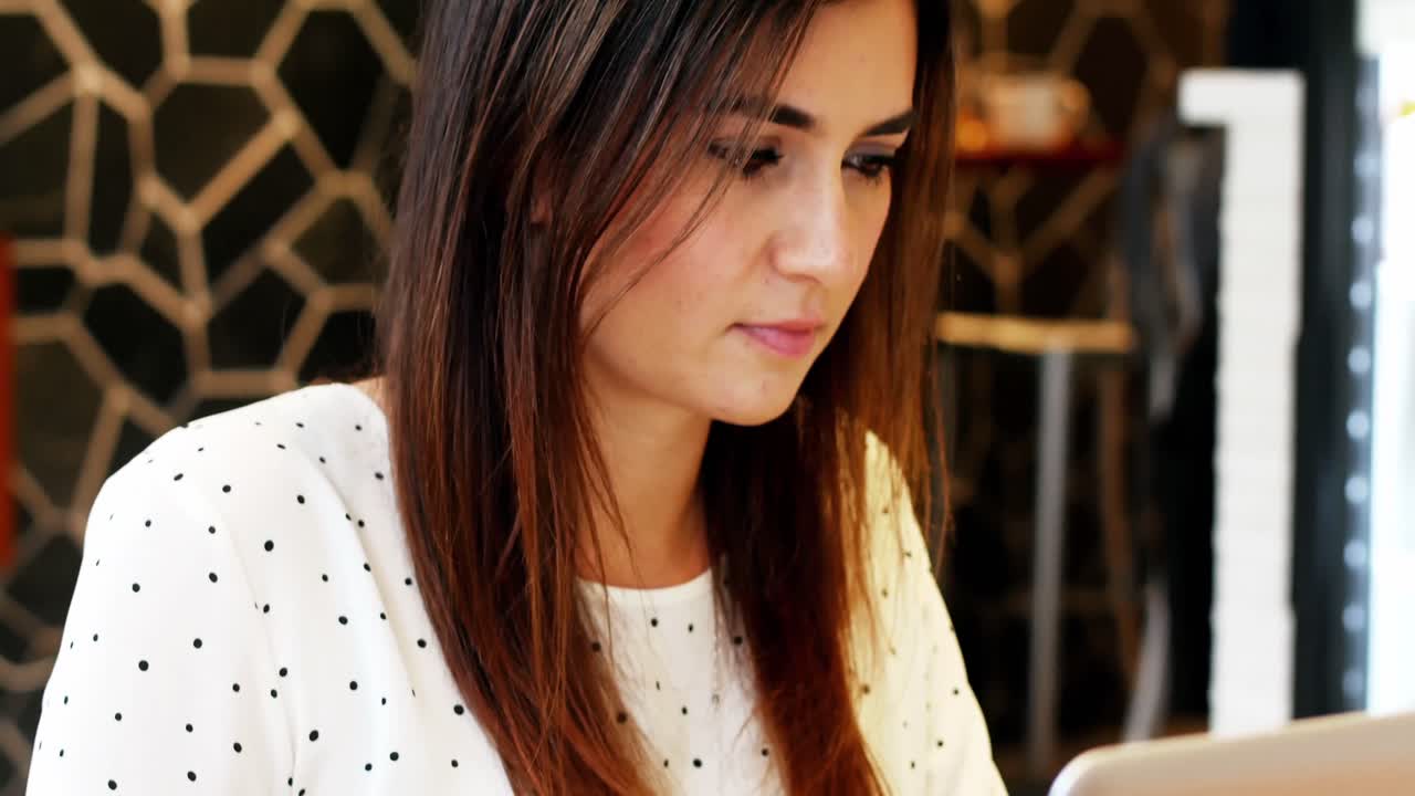 mujer de negocios atenta usando una computadora portátil