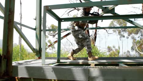 soldado militar de guardia con un rifle