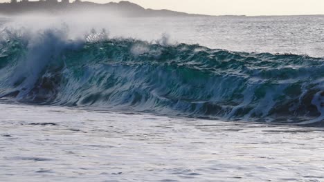 hermosas olas del océano en cámara lenta chocando y rompiendo en la orilla del mar en hawaii