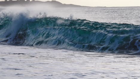 美麗的慢拍 慢拍 海浪在夏威夷的海灘上墜落和破裂