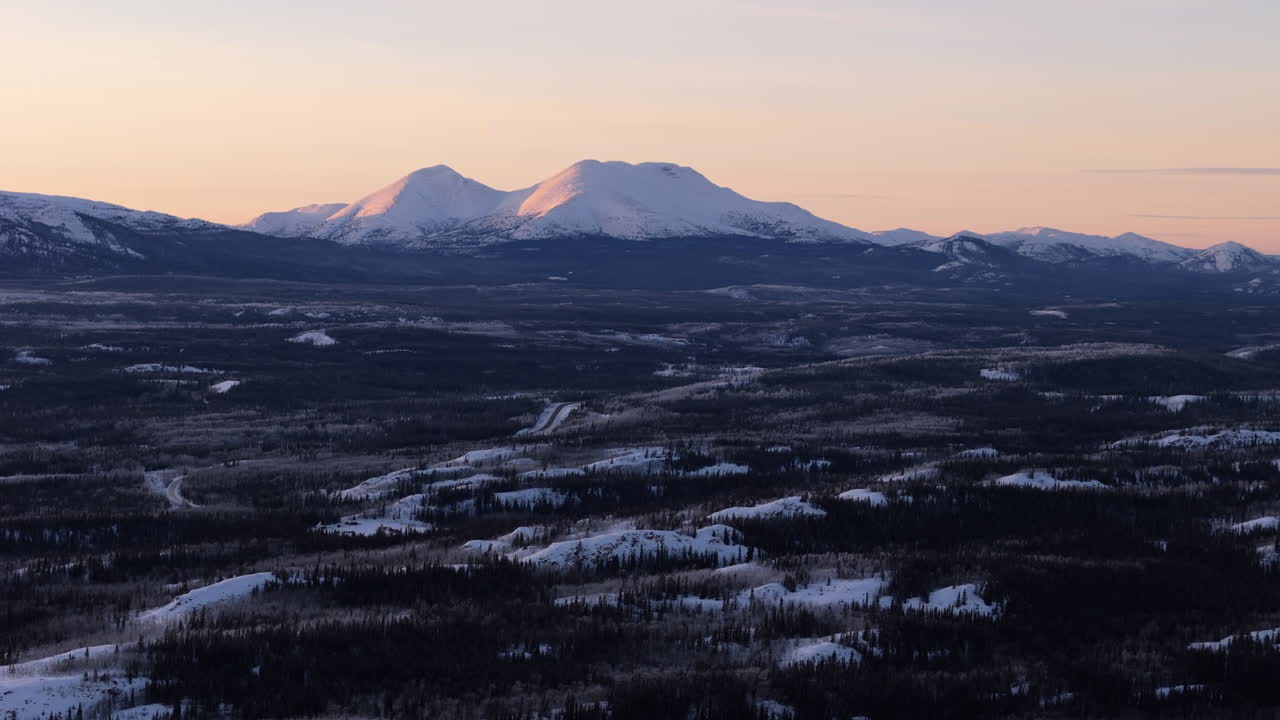 Landskab på en iset vinterdag nær Lake Laberge i Yukon-territoriet, Canada. Bredt luftfoto