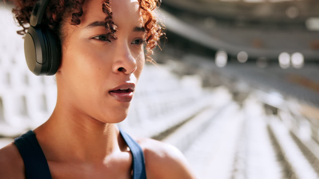 스타디움 에서 음악 을 듣고 있는 여자