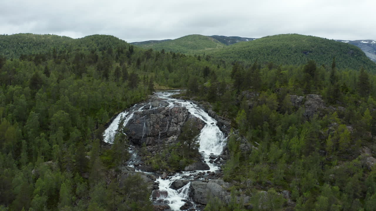 vista aérea alrededor de las cataratas edlandsfossen, en el sur de noruega - órbita, disparo de drones