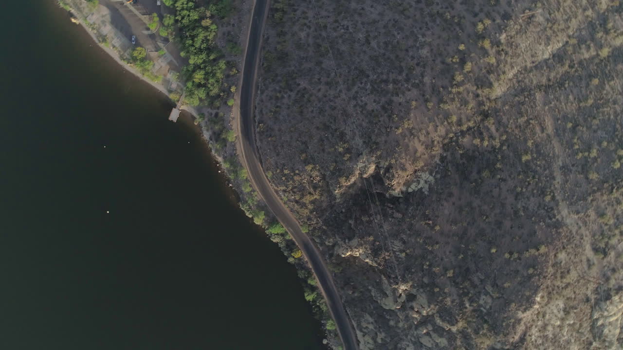antena - toma en espiral de la carretera del desierto cerca del lago
