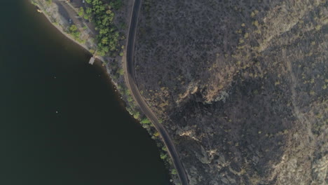 Luftbild---Spiralaufnahme-Einer-Wüstenstraße-In-Der-Nähe-Des-Sees