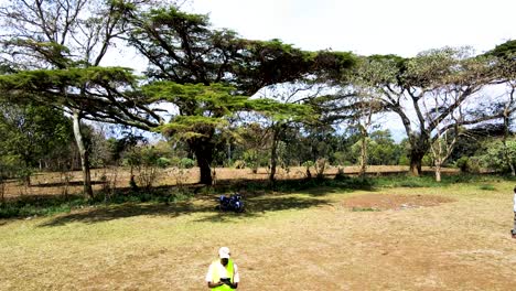 piloto de drones que inspecciona el bosque. inteligente en el clima