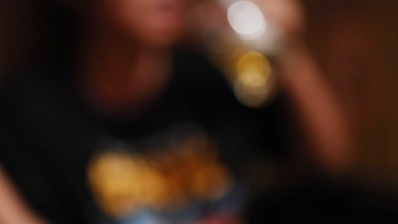 persona bebiendo cerveza en un entorno relajado