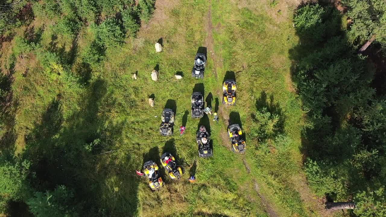 Gruppo di ATV nel bosco