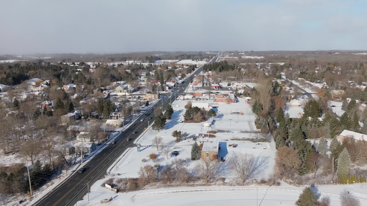 автомагистраль 10 проходит через заснеженную деревню каледон, показывая мирный вид с воздуха