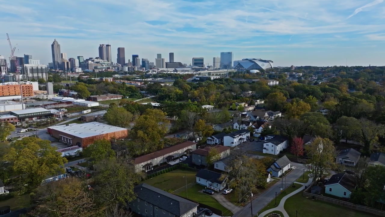 Tranquillo quartiere americano in Georgia con lo skyline di Atlanta sullo sfondo. Bella giornata di sole in autunno. Ripresa aerea grandangolare in movimento