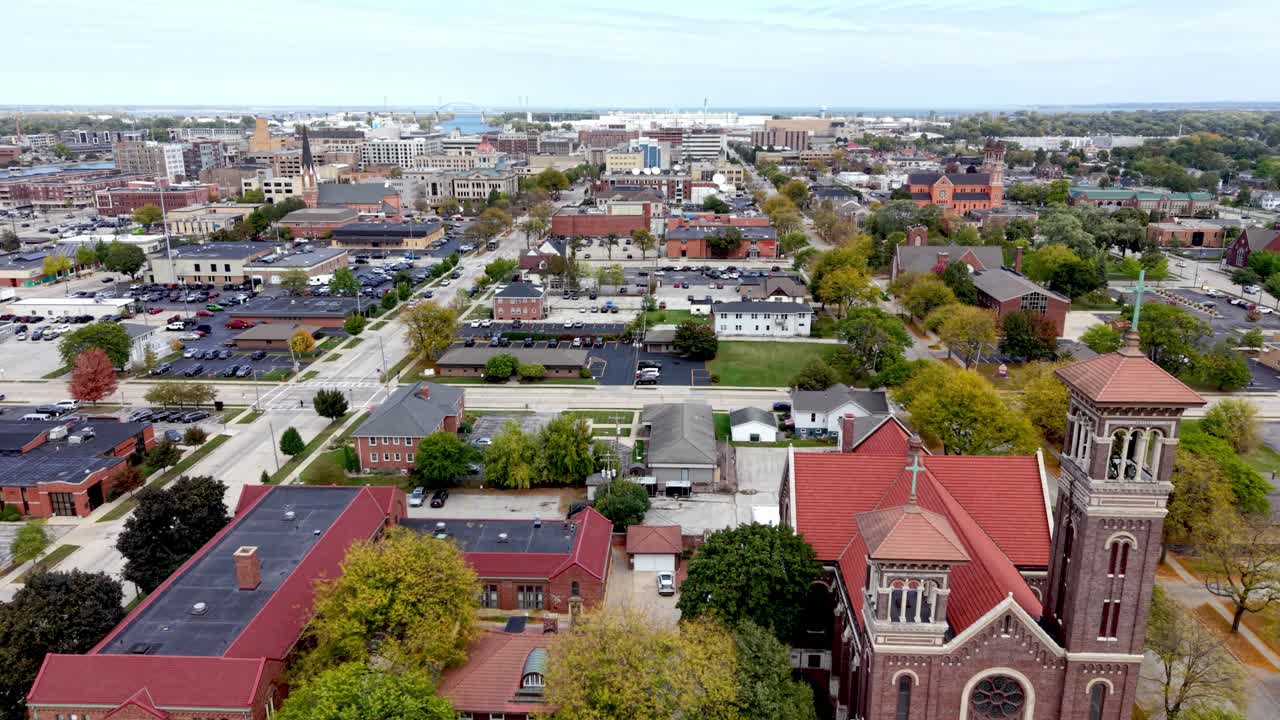 교회 위로 펼쳐지는 항공 샷, 그린베이 위스콘신 스카이라인을 보여줘요