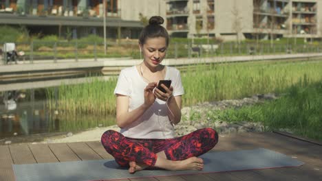 mujer joven en auriculares con smartphone