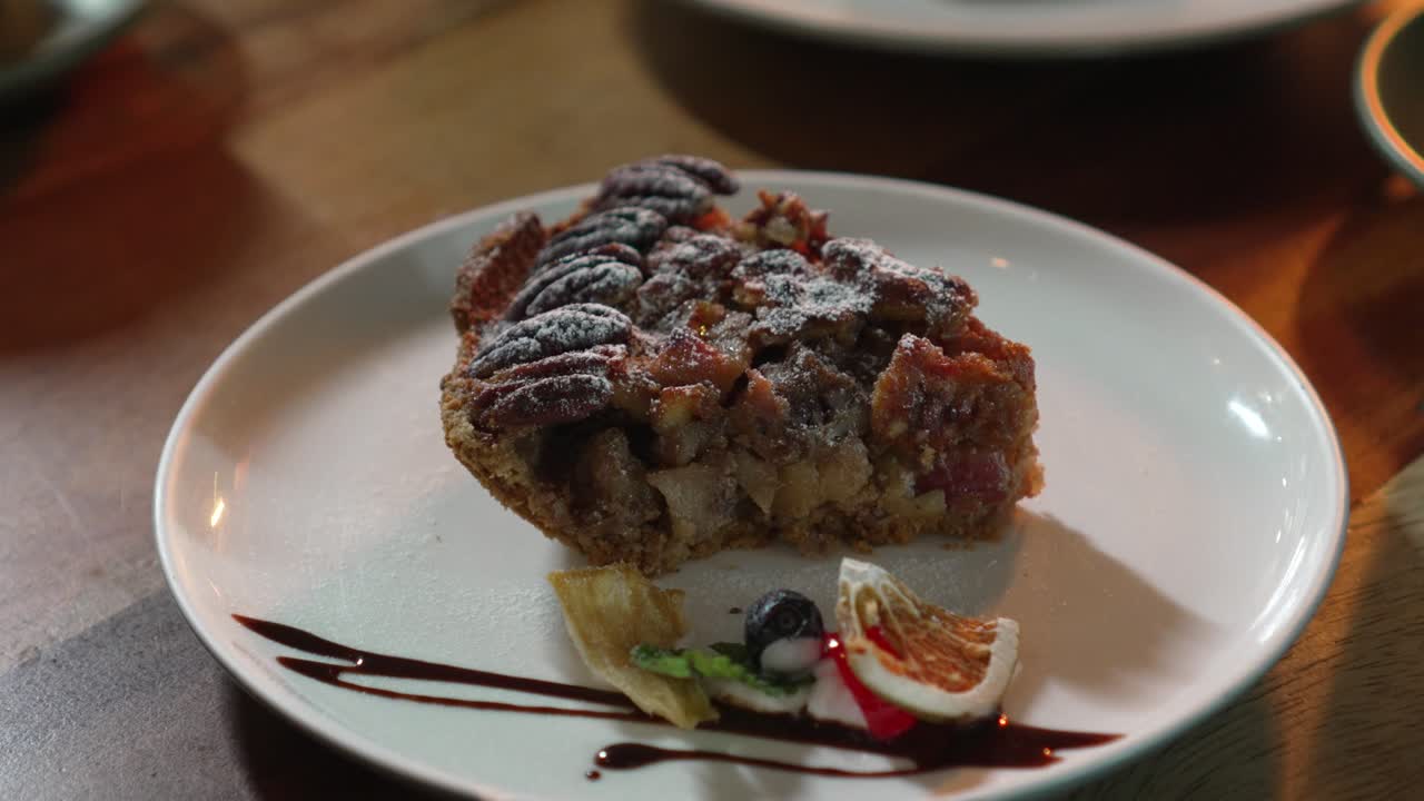 postre de pastel de calabaza en la mesa de un restaurante de café, acompañado de tazas de café