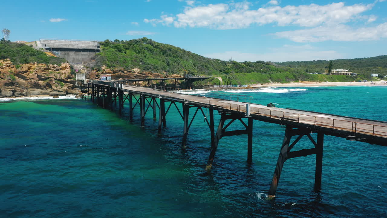 muelle de carga de carbón en desuso en catherine hill bay costa australia, vista aérea