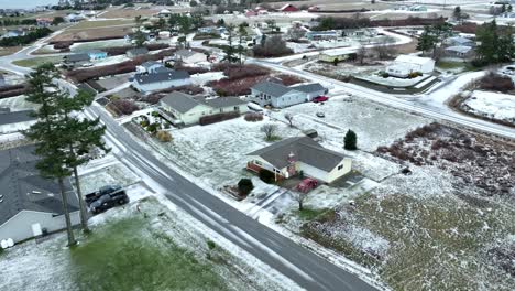 Barrio-Rural-Cubierto-De-Una-Ligera-Capa-De-Nieve.