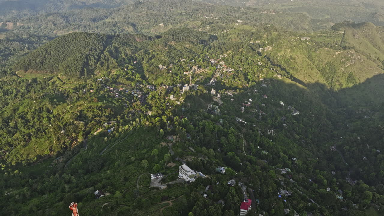 ella sri lanka aerial v4 birds eye view drone flyover hillside hoteles residenciales y turísticos capturando el paisaje natural de terrenos montañosos y valles verdes - filmado con mavic 3 cine - abril 2023
