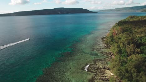 Einsames-Schnellboot,-Das-Im-Tropischen-Meeresgolf-An-Der-Küste-Mit-Regenwald-Segelt