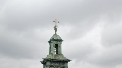 un primer plano de una torre de la iglesia