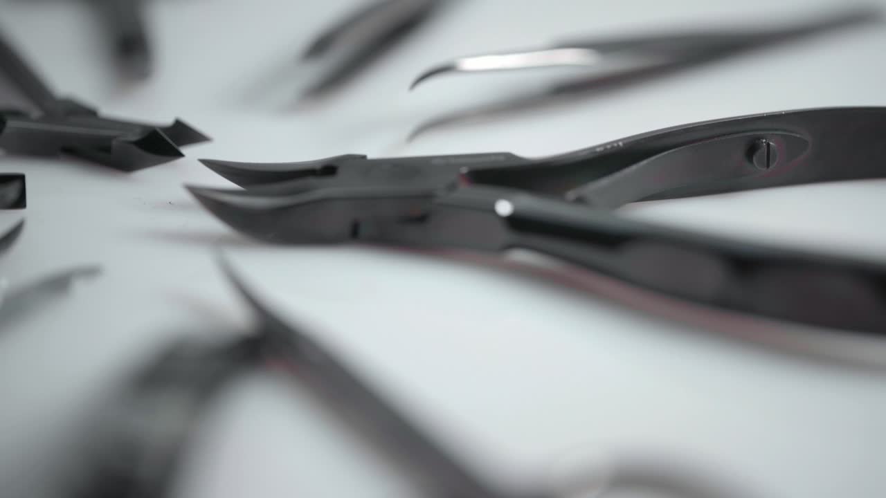 매니큐어 및 페디큐어에 사용되는 가위와 클리퍼, 회전  ⁇