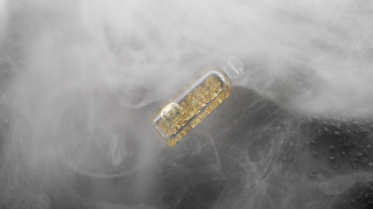 진짜 금으로 가득 찬 병은 두꺼운  안개로 둘러싸여 있습니다.