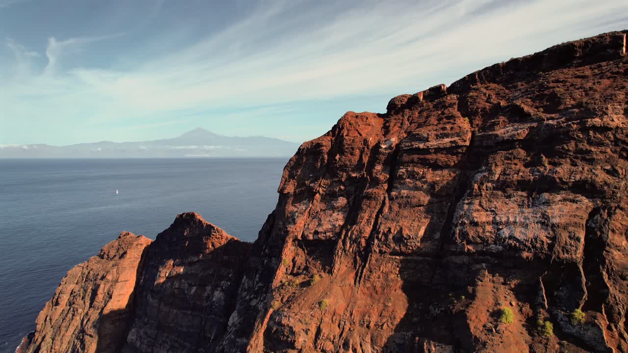 Viste aeree del paesaggio costiero roccioso e dell'acqua blu nelle Isole Canarie.