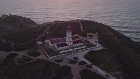 Berühmter-Farol-Do-Cabo-Espichel-Portugal,-Felsige-Küste-Und-Blick-Auf-Das-Meer,-Luftaufnahme