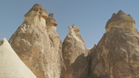 Erstaunliche-Einzigartige-Felsfeenkaminlandschaft,-Winderosionsformationen