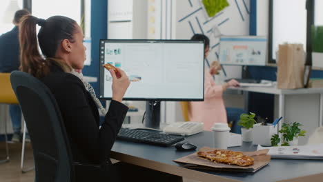 Mujer-De-Negocios-Multitarea-Discutiendo-Estrategia-De-Marketing-Con-Trabajador-Remoto-Usando-Teléfono-Fijo