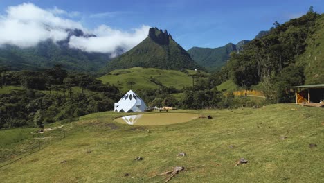 aerial images of a chalet located in the middle of the mountains in the city of alfredo wagner - santa catarina - brazil