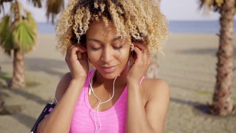 una joven africana sexy escuchando música.