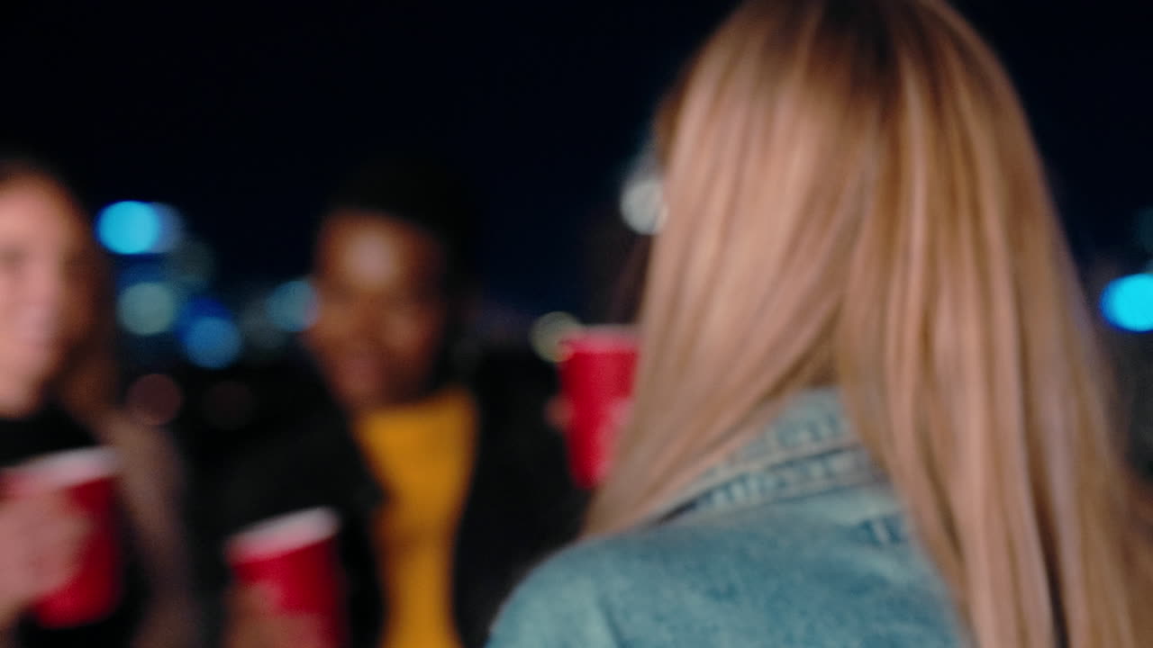 soplando besos, bailes y amigos en una fiesta