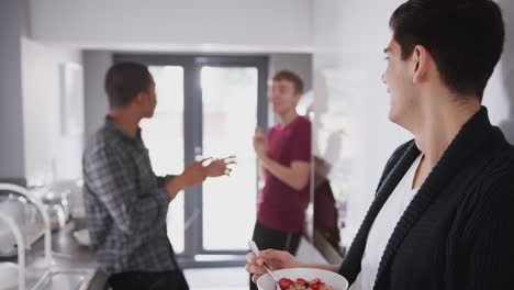 Gruppe-Männlicher-College-Studenten-In-Der-Gemeinschaftsküche,-Die-Zusammen-Rumhängen