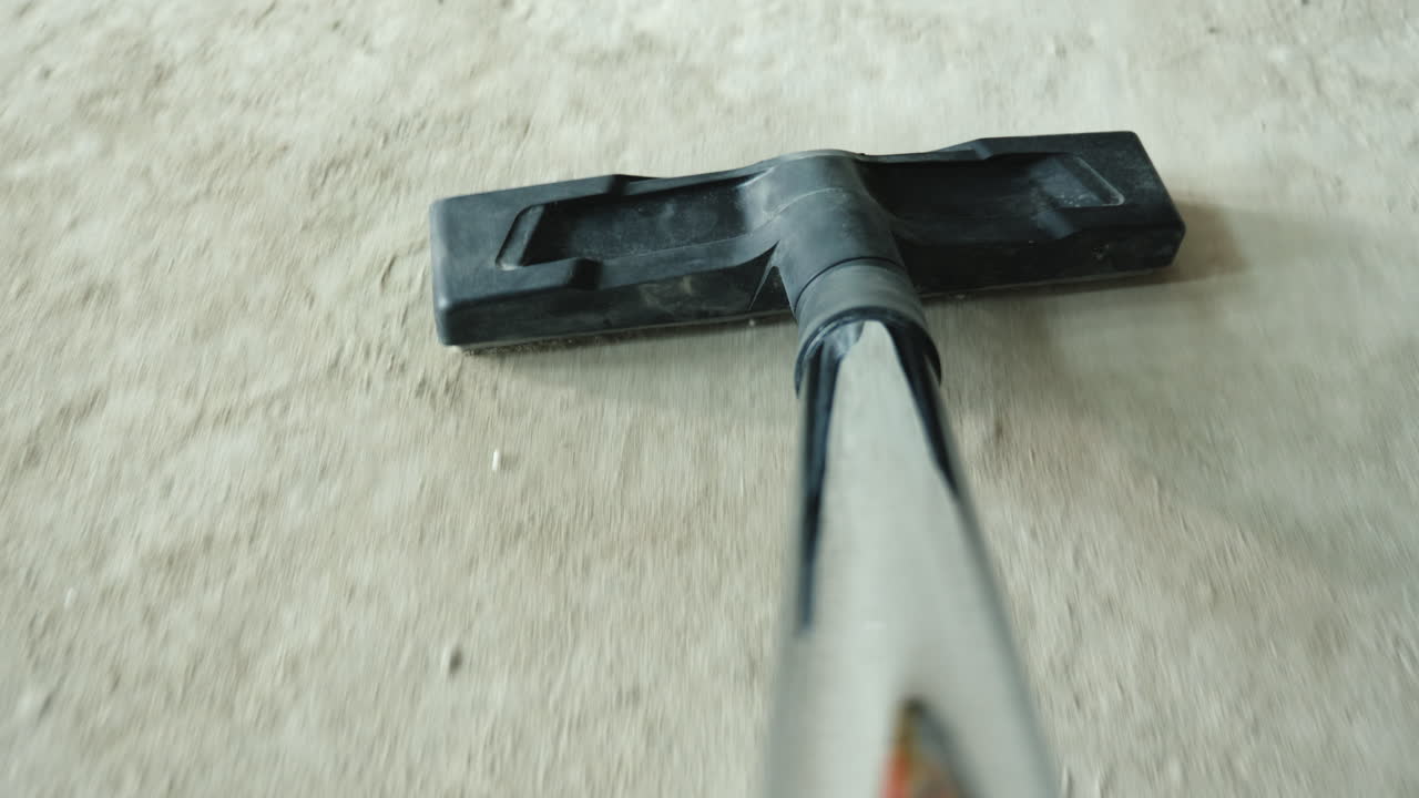 aspirar la basura en el sitio de construcción recoger aserrín con polvo de construcción