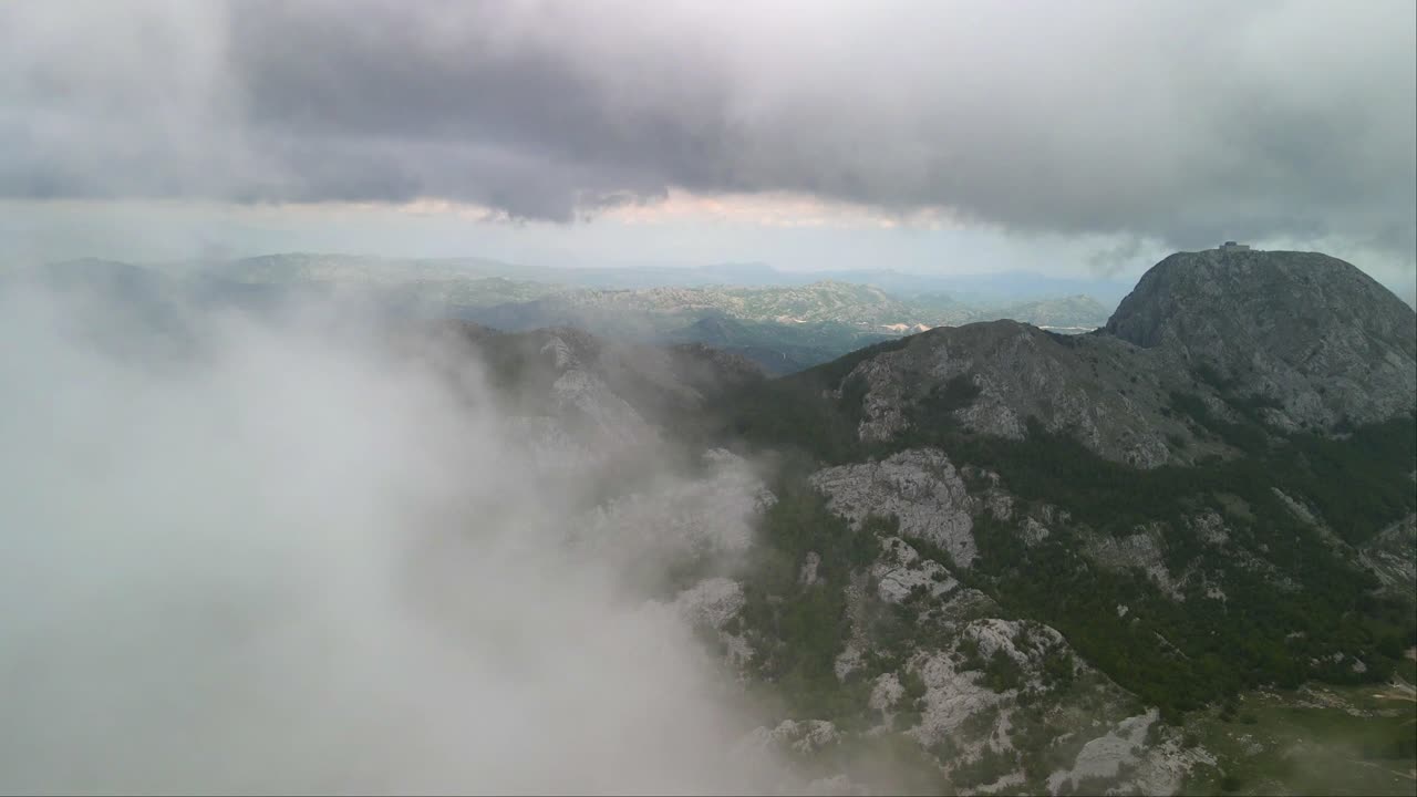 여행자는 언덕 위에 서 있습니다.