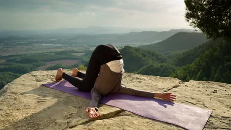 mujer haciendo yoga afuera 16