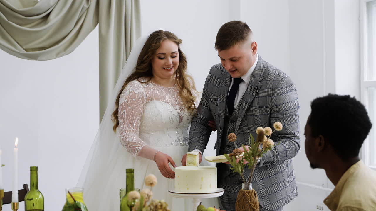 Noiva e noivo cortando o bolo de casamento