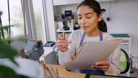 joyería femenina dibujando el diseño de un anillo en el estudio