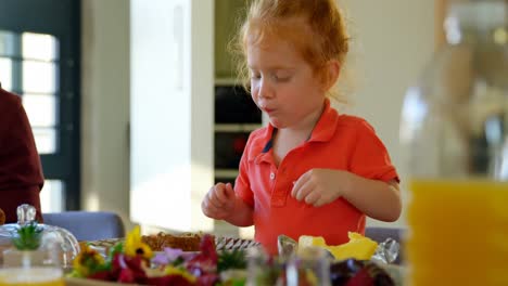 un niño lindo comiendo pastel en la mesa de comedor 4k