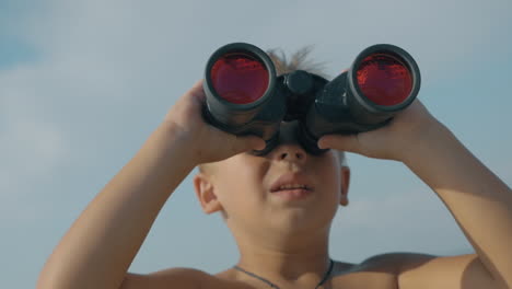 niño explorando el mundo con binoculares
