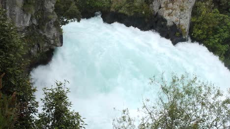 Weite-Aufnahme-Der-Leuchtend-Blauen-Huka-fälle-In-Neuseeland