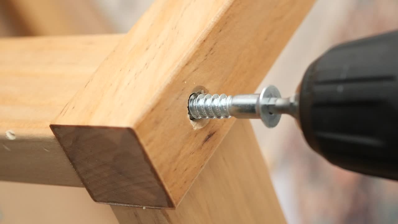 ensamblaje de muebles de madera con un taladro