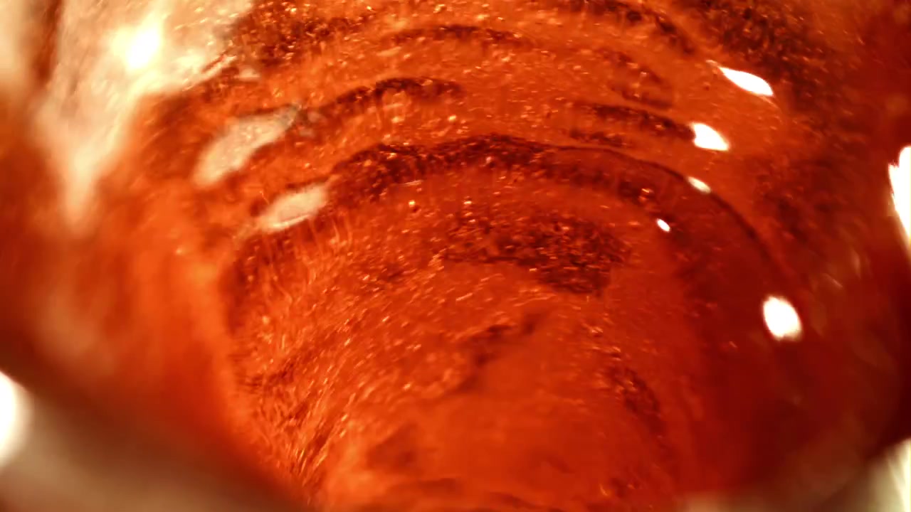 Liquido arancione vorticoso astratto con bolle e particelle