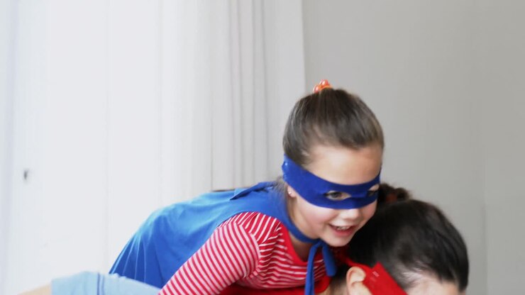 Madre e hija jugando a ser superhéroes 4k