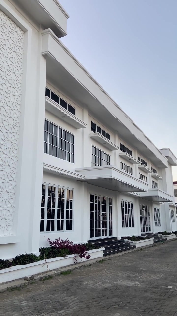 Edificio blanco moderno con patrones geométricos y grandes ventanales