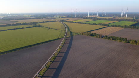 Vista-De-Tierras-De-Cultivo-Con-Pista-De-Prueba-Transrapid-Maglev-Y-Turbinas-Eólicas-En-Lathen,-Alemania