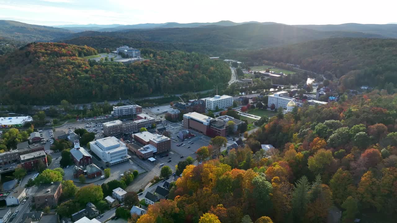 계곡에 마을이 있는 미국의 시골 산