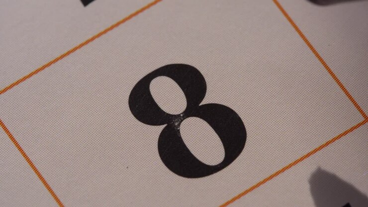 Segnare la data sul calendario con un pennarello rosso