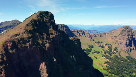 Primer-Plano-Del-Pico-De-La-Montaña-De-Drones-Aéreos-En-Verano